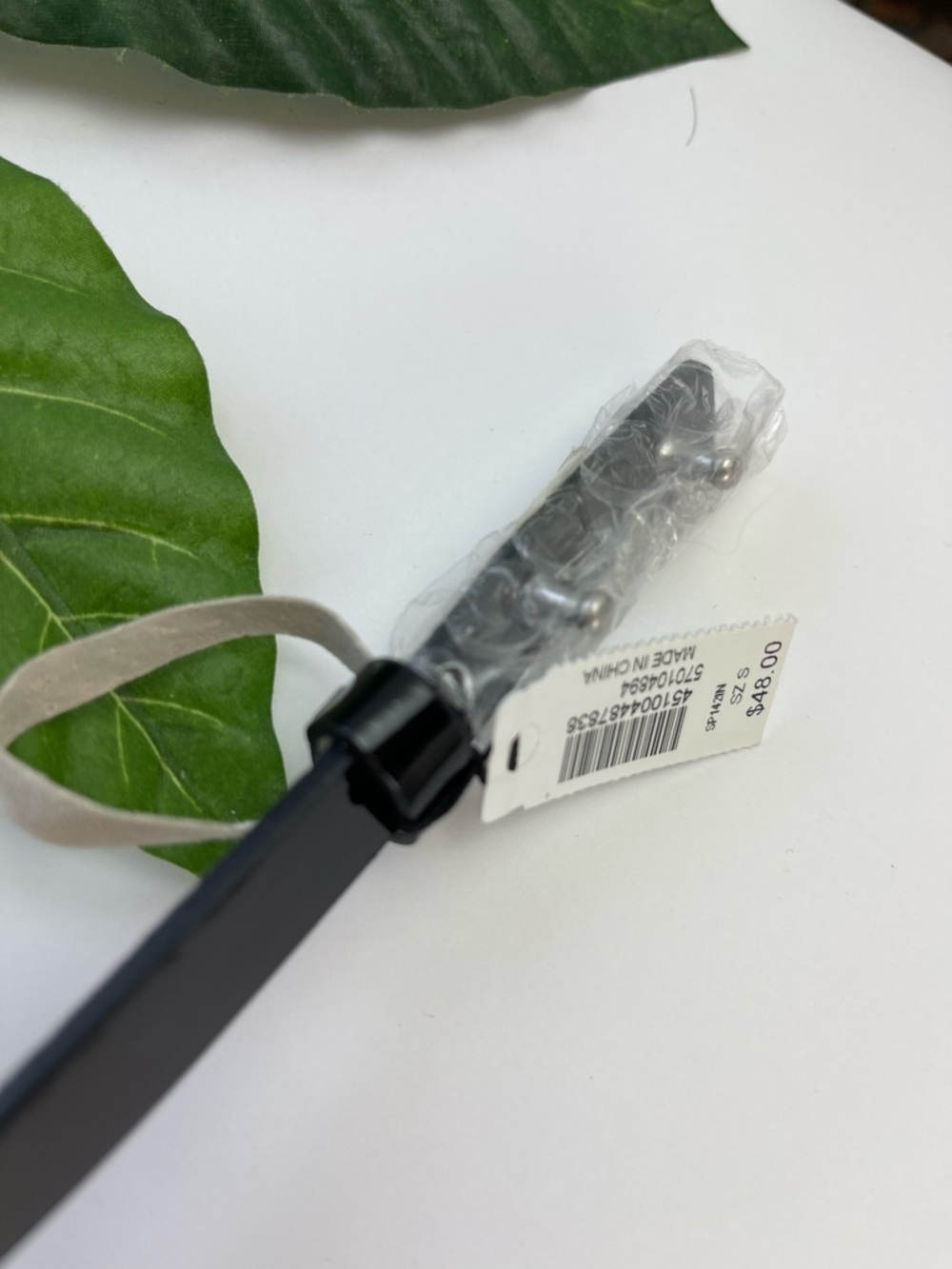 WHBM BLACK PATENT LEATHER FLOWER SKINNY BELT - Picture 3 of 8